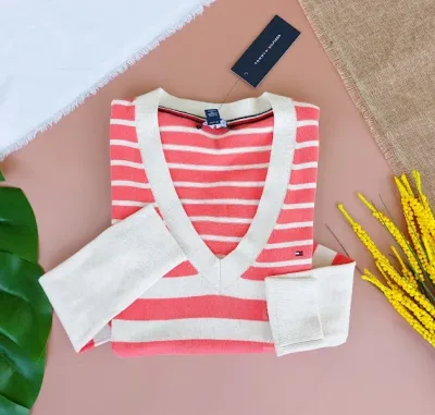 Suéter Tommy Hilfiger para dama de rayas color beige y coral