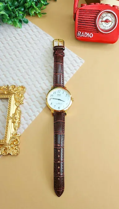 Reloj Q&Q para caballero color café y dorado
