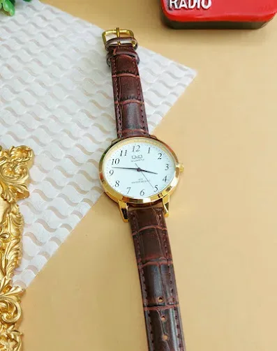 Reloj Q&Q para caballero color café y dorado