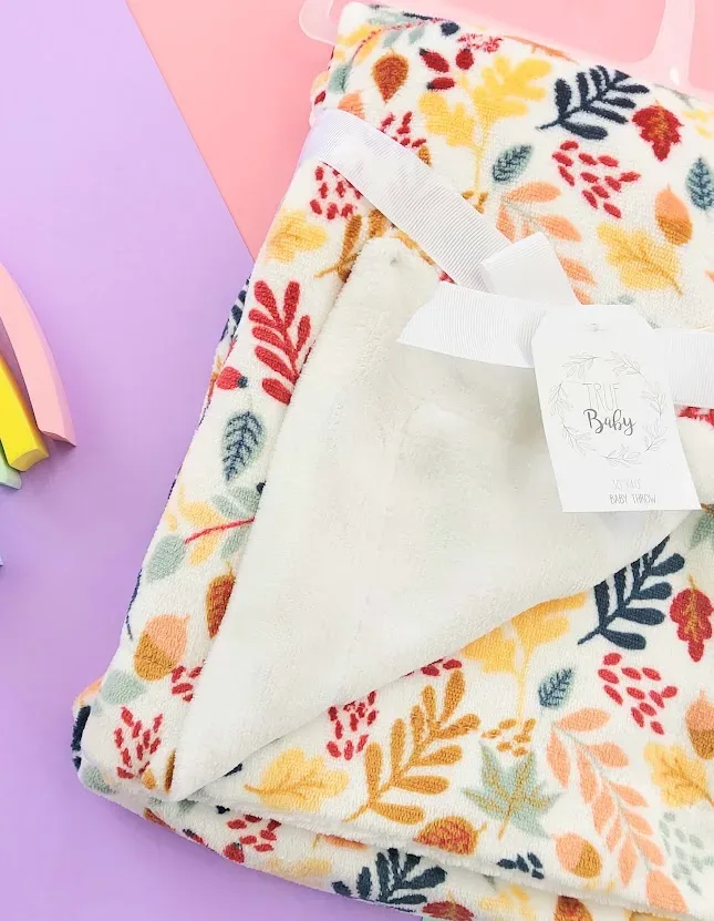 Cobija para niño con diseño de hojas