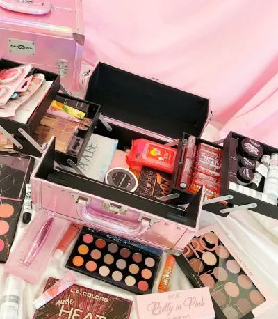 Caja de maquillaje Pfiffery para dama color rosado tornasol