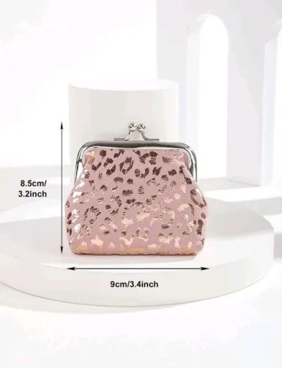 Monedero de color metálico con patrón de leopardo