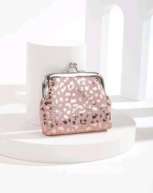 Monedero de color metálico con patrón de leopardo