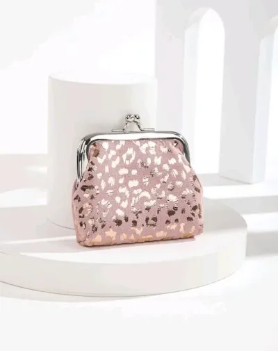 Monedero de color metálico con patrón de leopardo