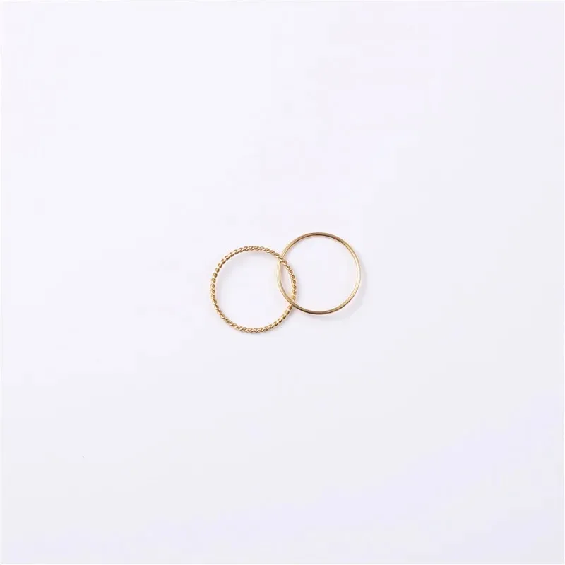 Anillo de acero titanio para dama color dorado