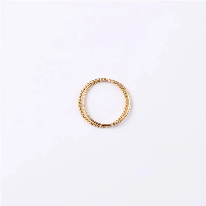 Anillo de acero titanio para dama color dorado