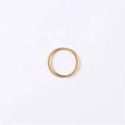 Anillo de acero titanio para dama color dorado