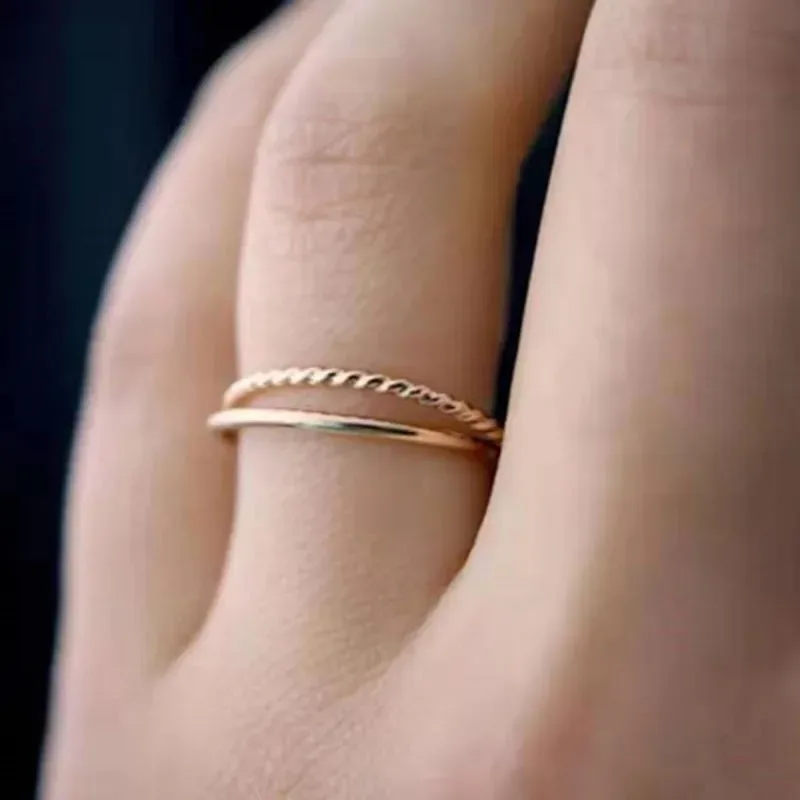 Anillo de acero titanio para dama color dorado