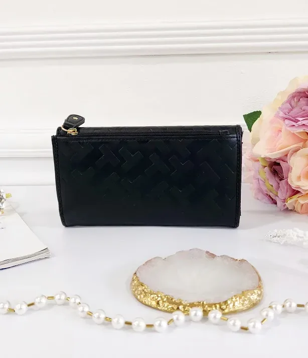 Cartera Tommy Hilfiger para dama color negro.