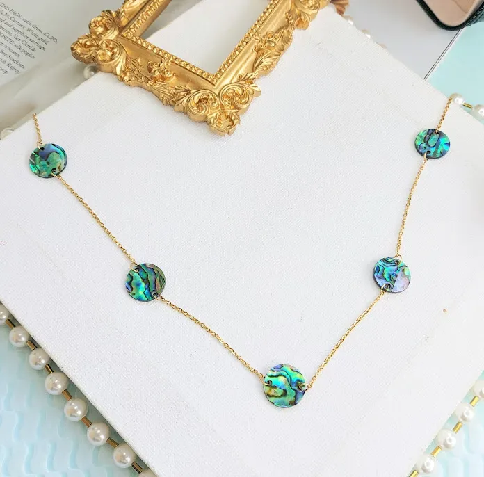 Collar de concha de mar para dama color dorado y verde satinado
