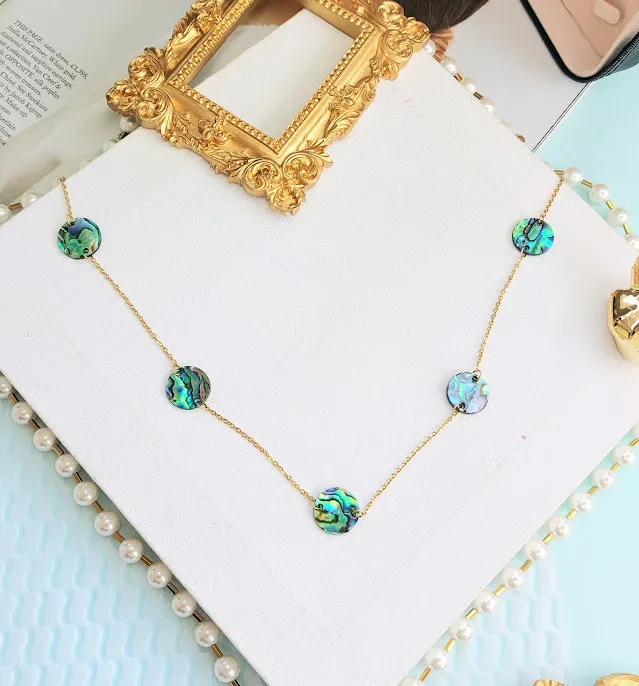 Collar de concha de mar para dama color dorado y verde satinado