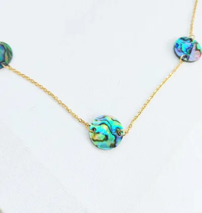 Collar de concha de mar para dama color dorado y verde satinado