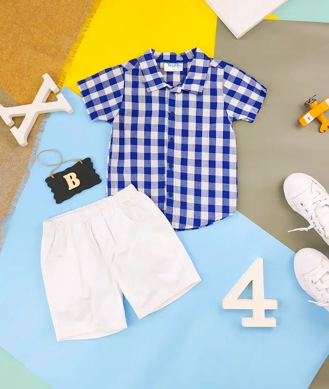 Conjunto para niños con diseño de  cuadros color azul y blanco