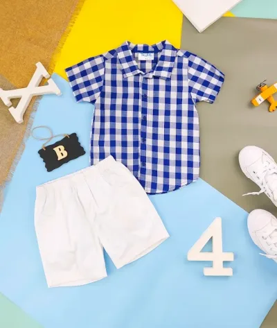 Conjunto para niños con diseño de  cuadros color azul y blanco