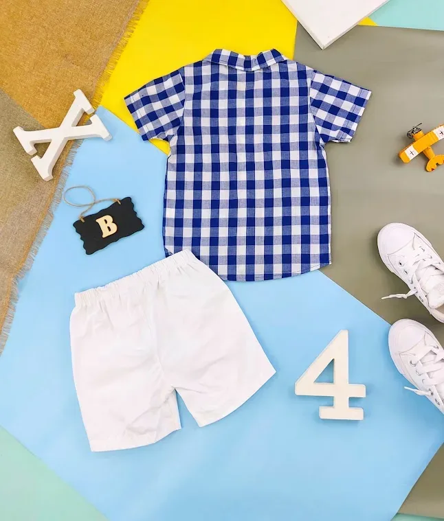 Conjunto para niños con diseño de  cuadros color azul y blanco
