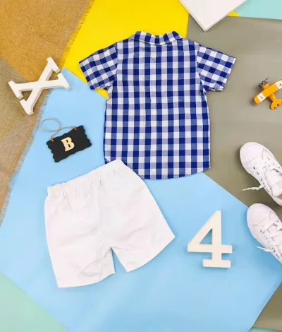 Conjunto para niños con diseño de  cuadros color azul y blanco