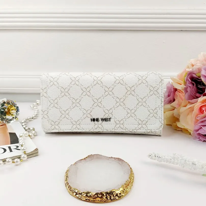 Cartera Nine West para dama color blanco y beige