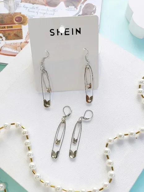 Set de aretes de fantasía para dama color plateado