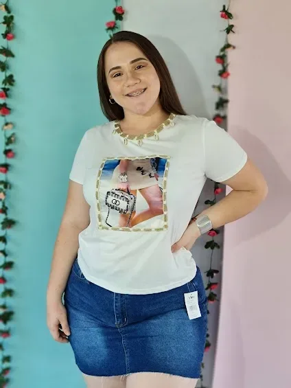 Camiseta Muy Muy para dama color blanca.