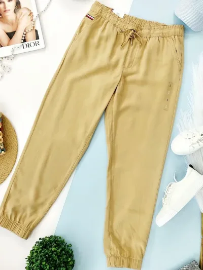 Pantalón Tommy Hilfiger tipo jogger para dama color beige