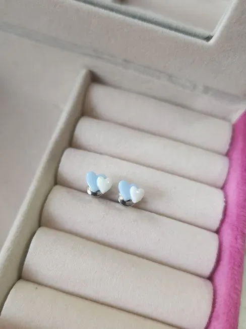 Par de aretes para dama diseño de corazones celeste