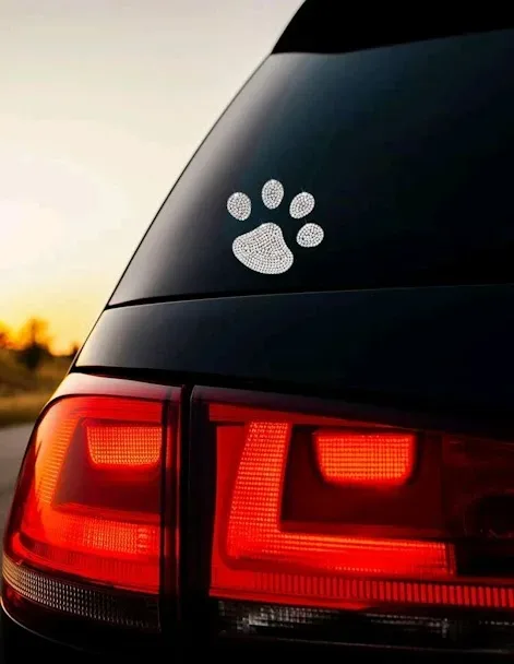Pagatina para coche con diseño de perro de diamantes de imitación color plateado