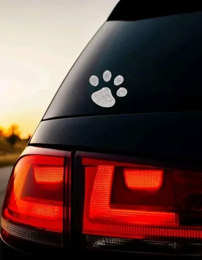 Pagatina para coche con diseño de perro de diamantes de imitación color plateado