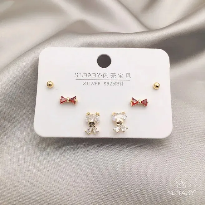 Set de aretes plata 925 con baño de oro diseño oso y lazo