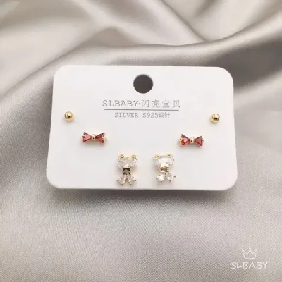 Set de aretes plata 925 con baño de oro diseño oso y lazo