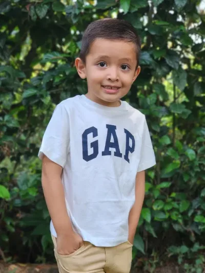 Camiseta Gap para niño color blanco