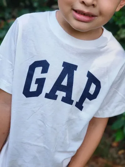 Camiseta Gap para niño color blanco