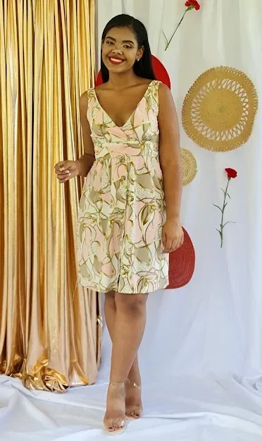 Vestido para dama color rosa con estampado de cadenas doradas