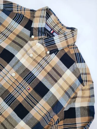 Camisa Tommy Hilfiger para caballero color cafe,negro y azul