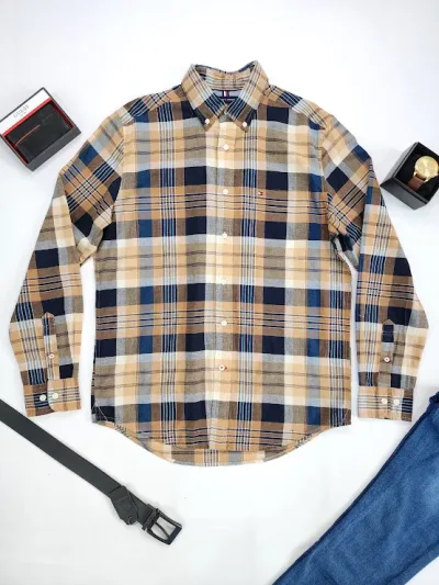 Camisa Tommy Hilfiger para caballero color cafe,negro y azul