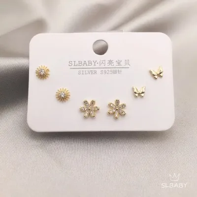 Set de aretes plata 925 con baño de oro diseño de flores y mariposa