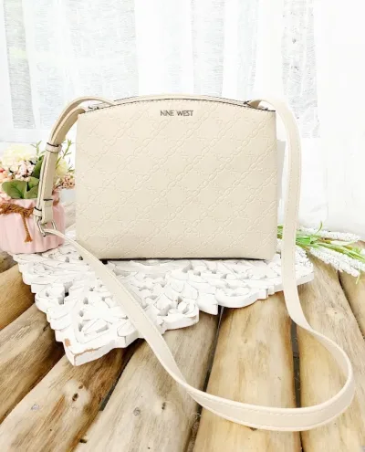 Bolso Nine West para dama color beige claro