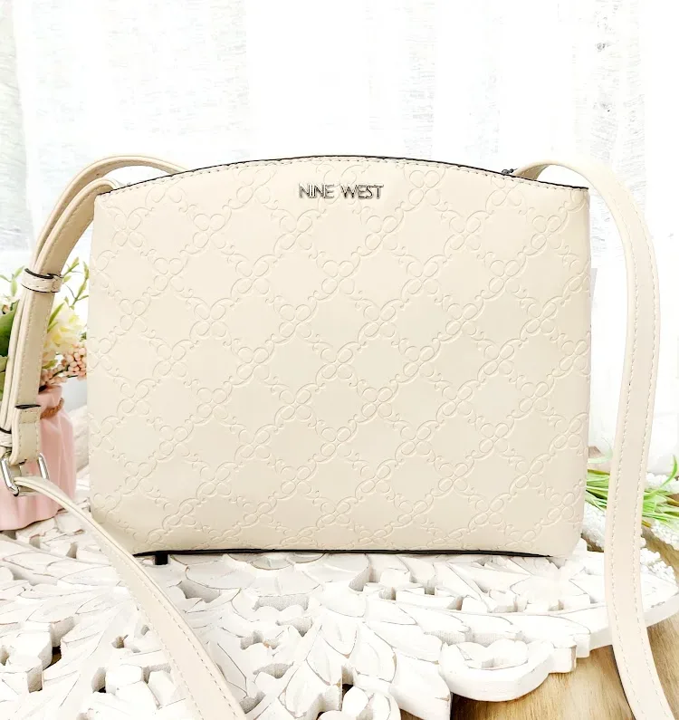 Bolso Nine West para dama color beige claro