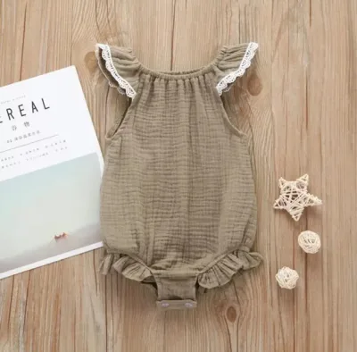 Mameluco para niña color beige oscuro