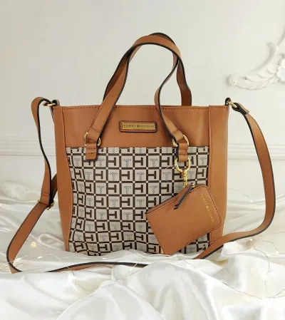 Bolso Tommy Hilfiger para dama color beige y camel