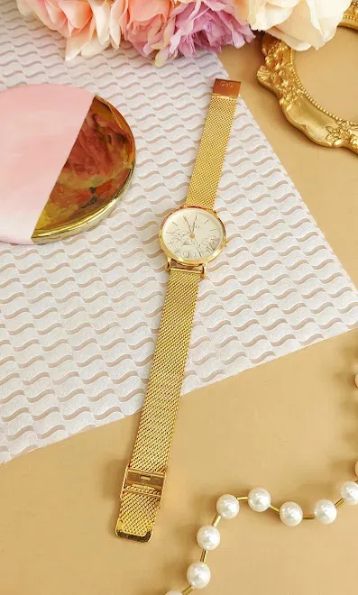 Reloj Q and Qpara dama color dorado