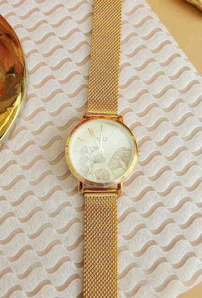 Reloj Q and Qpara dama color dorado