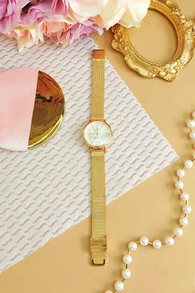Reloj Q and Qpara dama color dorado