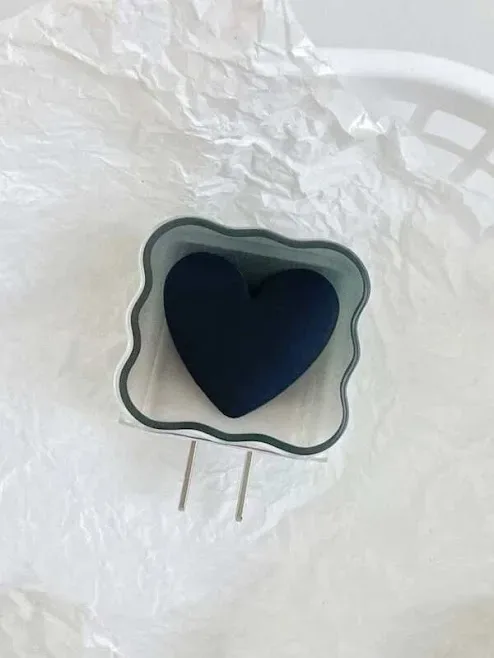Funda protectora para cargador diseño de corazón negro