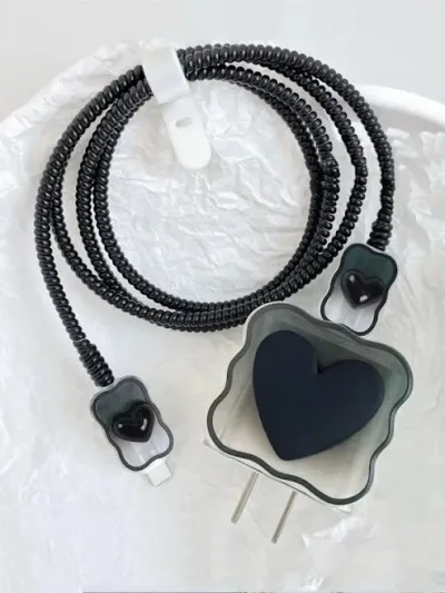 Funda protectora para cargador diseño de corazón negro