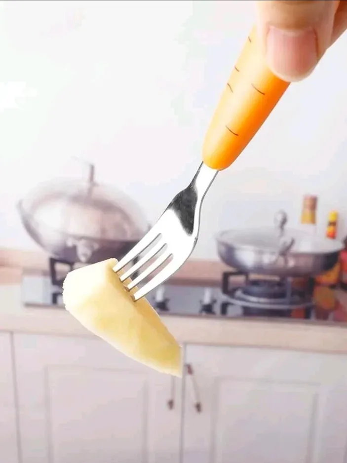 set de cubiertos con diseño de zanahoria