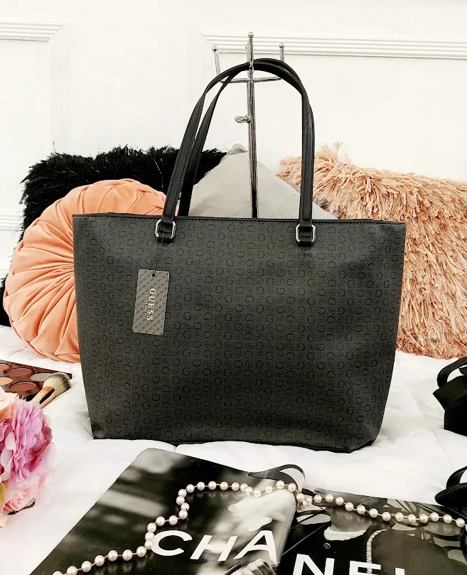 Bolso Guess para dama color gris