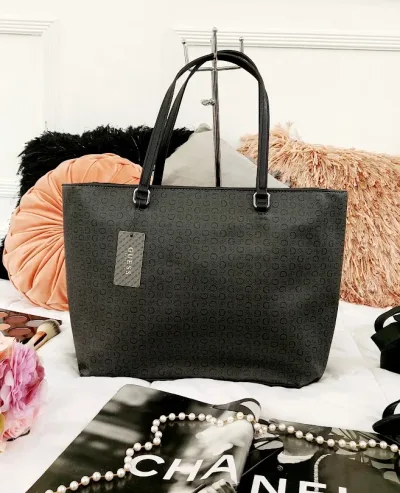 Bolso Guess para dama color gris