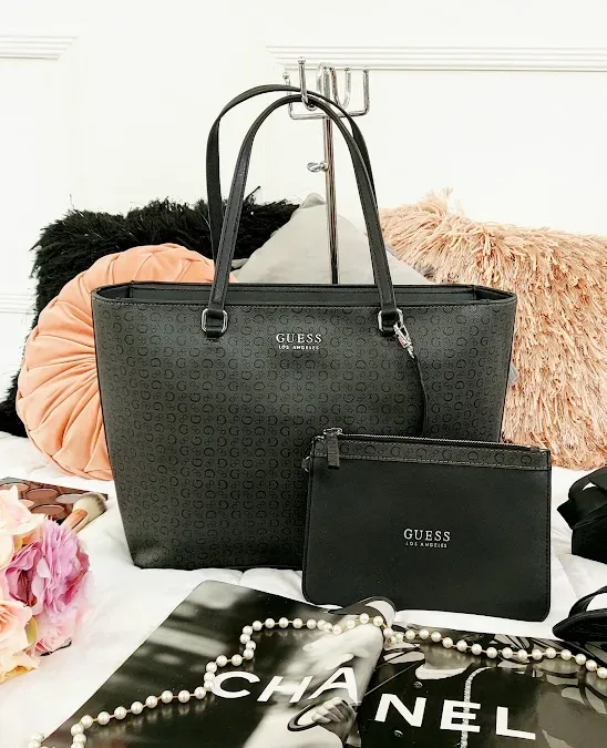 Bolso Guess para dama color gris