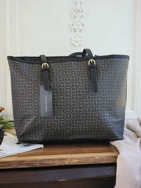 Bolso Tommy Hilfiger para dama XW03709-9730GK COLOR NEGRO