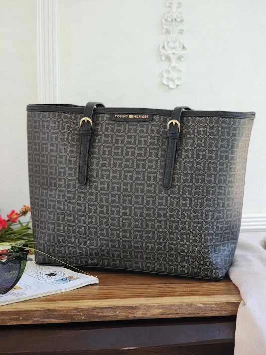 Bolso Tommy Hilfiger para dama XW03709-9730GK COLOR NEGRO